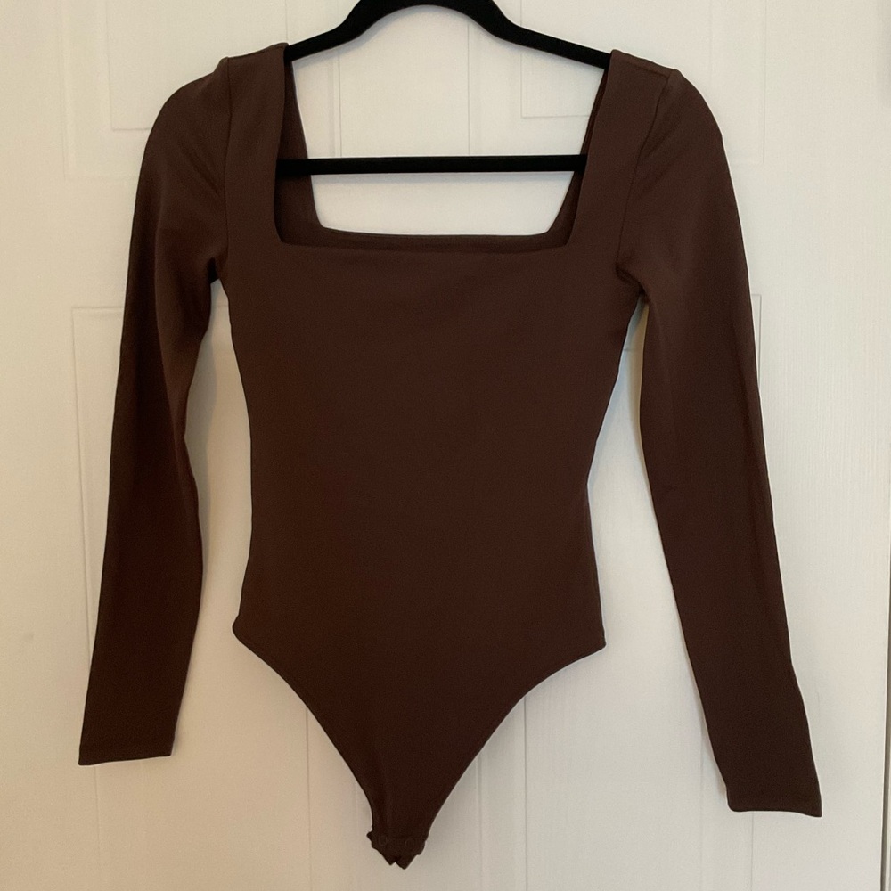 Aritzia Babaton Contour Brown Square neckline long sleeve bodysuit